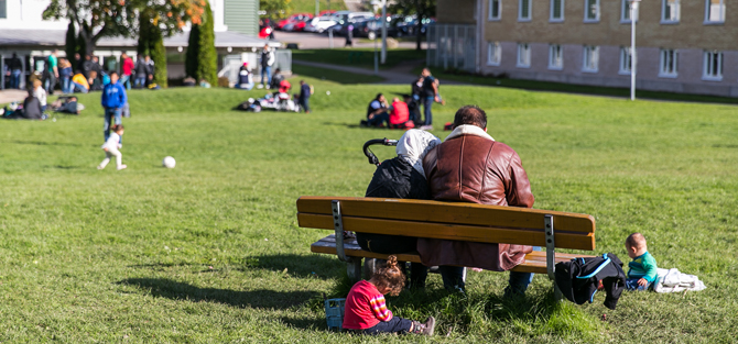 Familj utanför Migrationsverkets ansökningsenhet i Kållered.