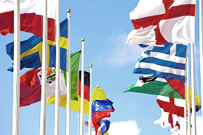 Flaggstänger med nationsflaggor från hela världen.