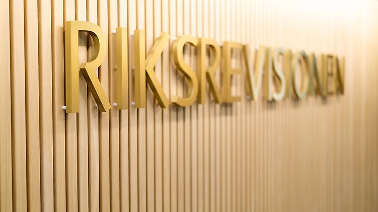 Riksrevisionens skylt i entrén på S:t Eriksgatan 117.